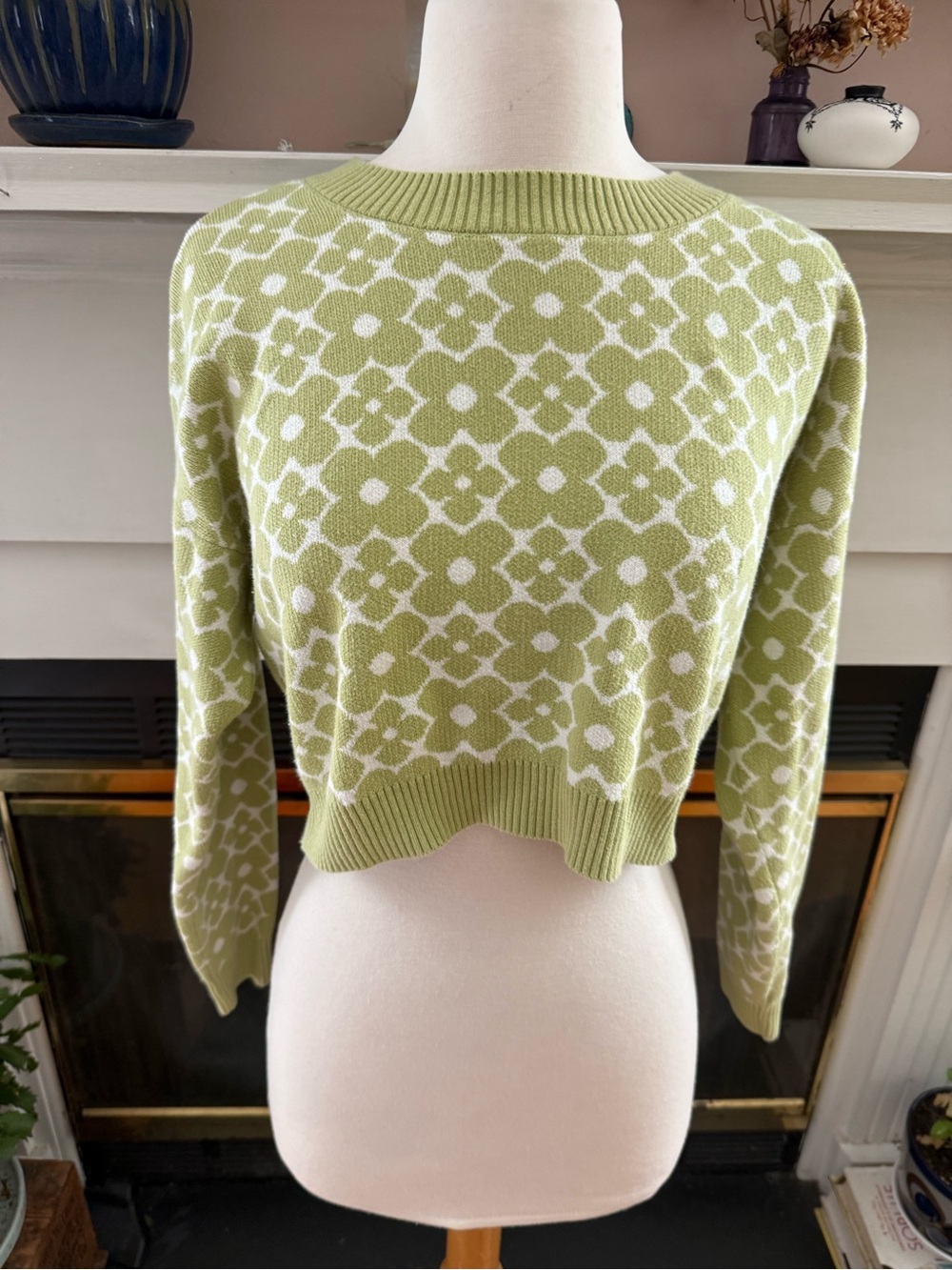 Hollister Light Green and White Floral-Pattern Crewneck Cropped Sweater
